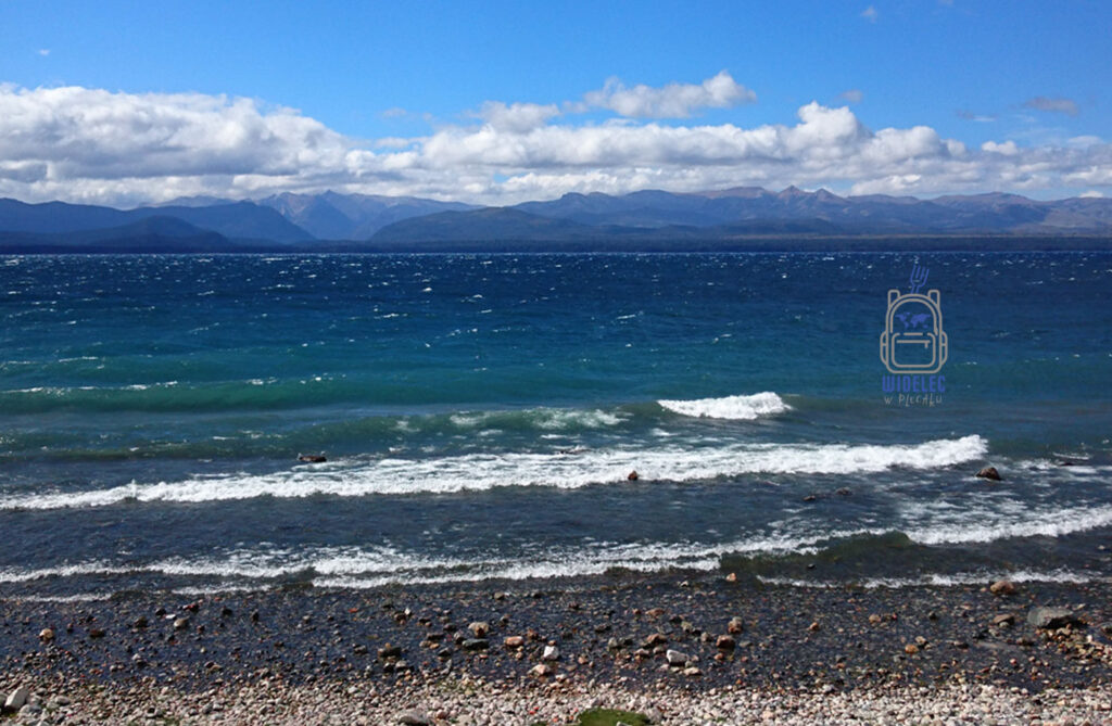Lago Nahuel Huapi i góry Patagonii w okolicach Bariloche, turkusowe jezioro w Parku Narodowym Nahuel Huapi, Argentyna, widelecwplecaku