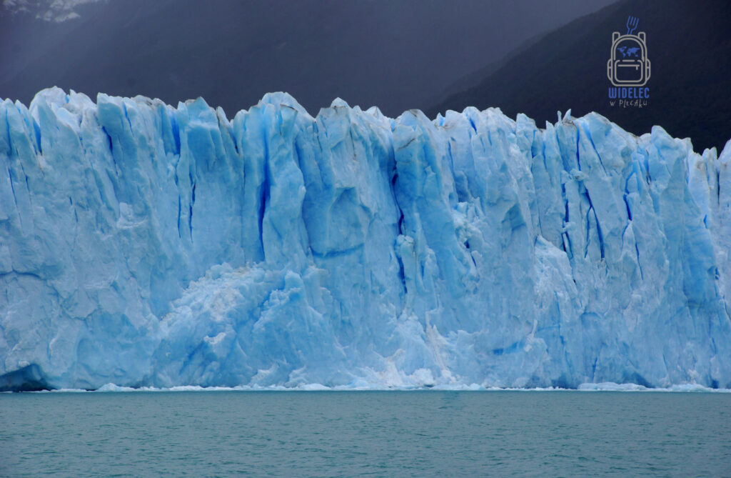 Błękitna ściana lodowca Perito Moreno w Parku Narodowym Los Glaciares w Argentynie – Patagonia, jezioro Argentino i monumentalne lodowe formacje, widelecwplecaku.pl