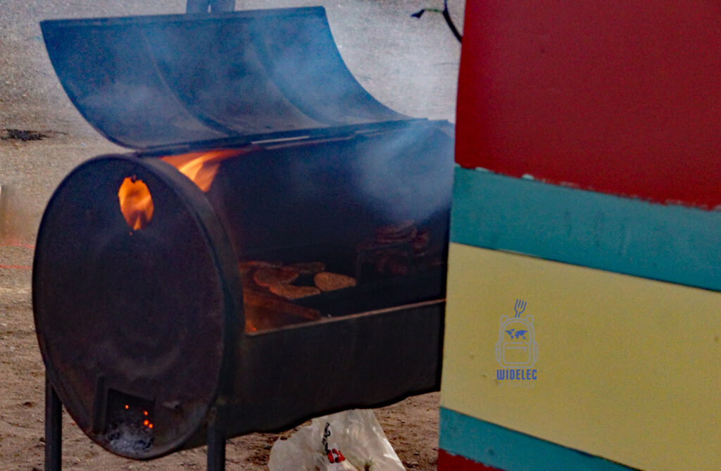 Parrilla callejera – tradycyjny uliczny grill w Argentynie z ogniem i pieczącym się mięsem. Smaki Argentyny, asado i lokalna kultura kulinarna – widelecwplecaku.pl