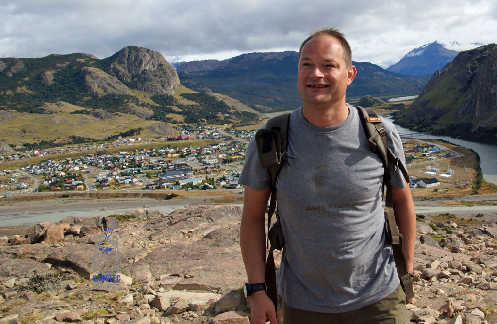 Widok na patagońskie góry i miasteczko w Argentynie podczas trekkingu w Patagonii, Argentyna, widelecwplecaku