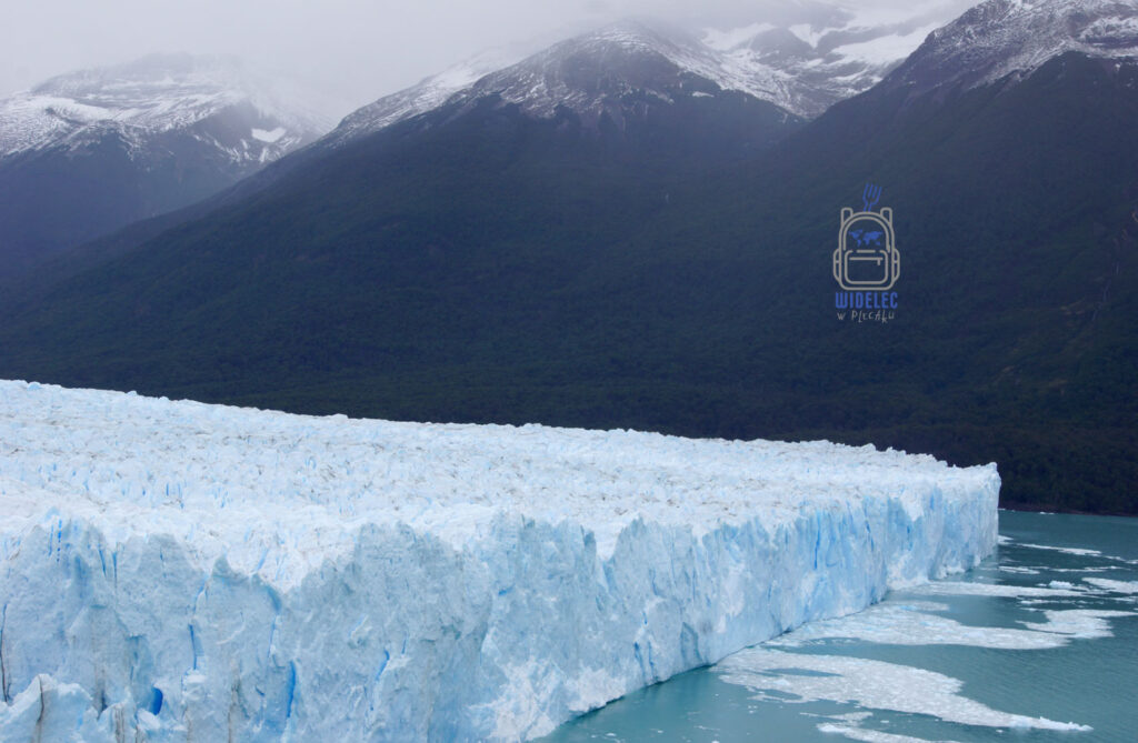 Panorama lodowca Perito Moreno w argentyńskiej Patagonii – błękitna ściana lodu, jezioro Argentino i góry Parku Narodowego Los Glaciares, widelecwplecaku.pl