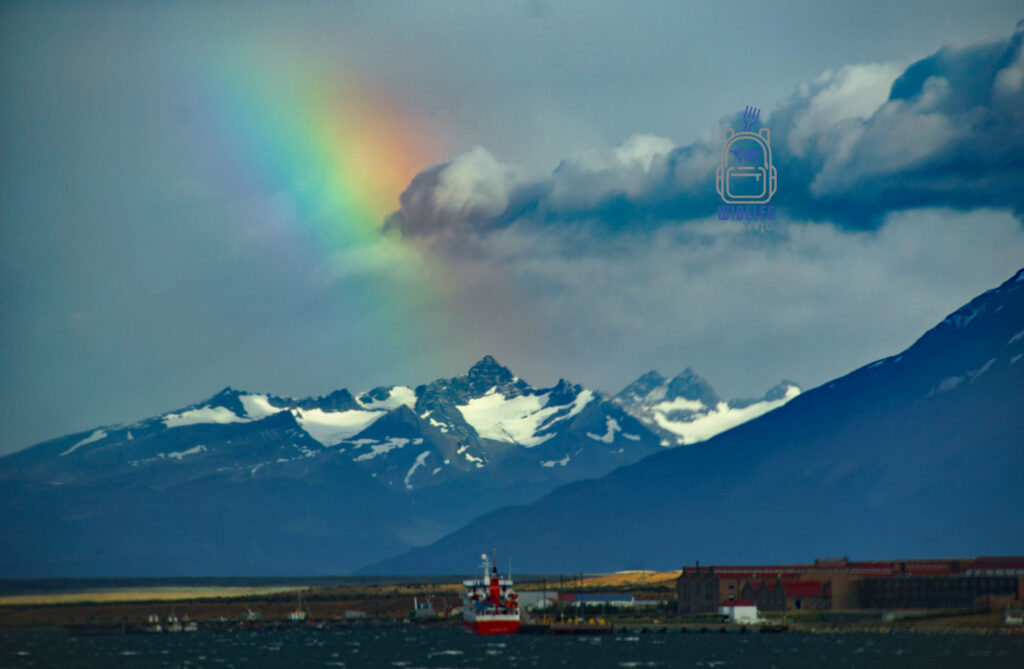 Tęcza nad portem w Ushuaia w argentyńskiej Ziemi Ognistej – góry, kanał Beagle i krajobrazy Patagonii na końcu świata, widelecwplecaku.pl