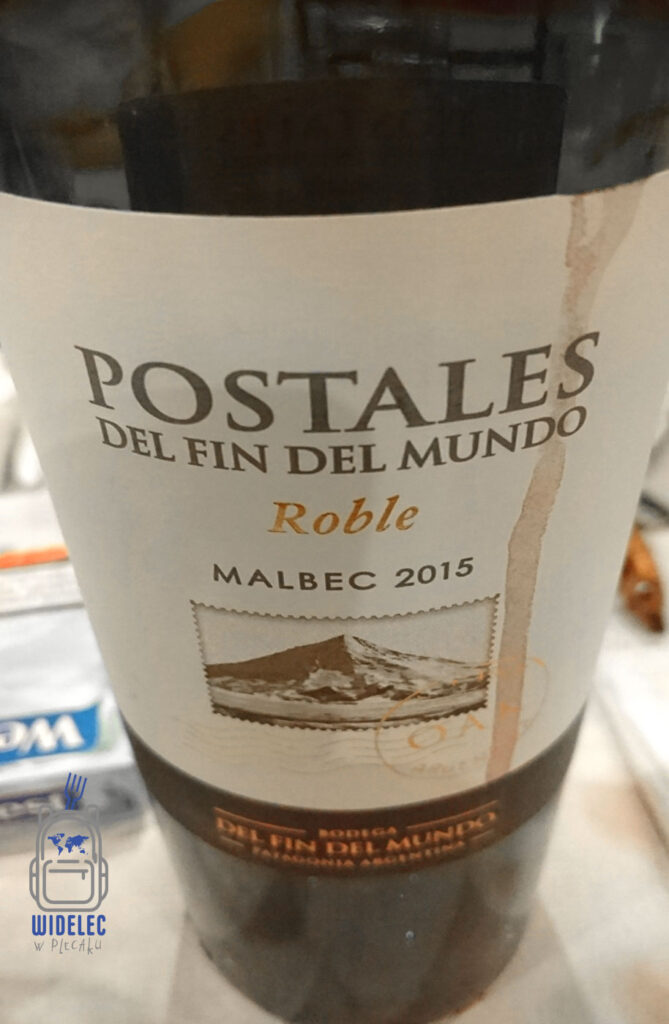 Butelka argentyńskiego wina Malbec Postales del Fin del Mundo z Ziemi Ognistej. Smaki Argentyny, Malbec i podróż przez Patagonię – widelecwplecaku.pl