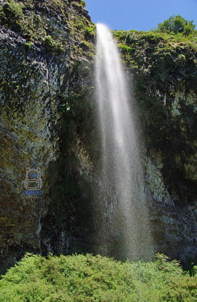 Wodospad Salto del Agrio w prowincji Neuquén w Patagonii, górski krajobraz Argentyny i dzika natura Andów, Patagonia, widelecwplecaku