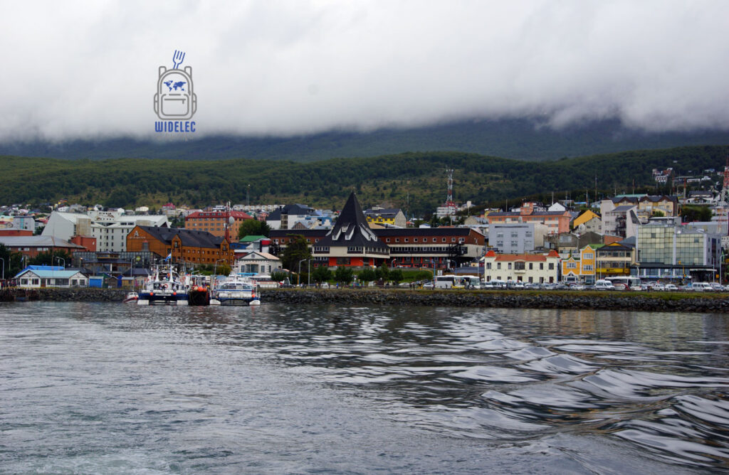 Panorama Ushuaia w argentyńskiej Ziemi Ognistej – najbardziej na południe wysunięte miasto świata, port i góry nad kanałem Beagle, Patagonia, widelecwplecaku.pl