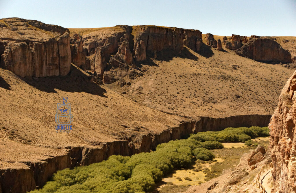 Skalne formacje Valle Encantado w Patagonii, Zaczarowana Dolina w Argentynie i pustynny krajobraz Andów, Patagonia, widelecwplecaku