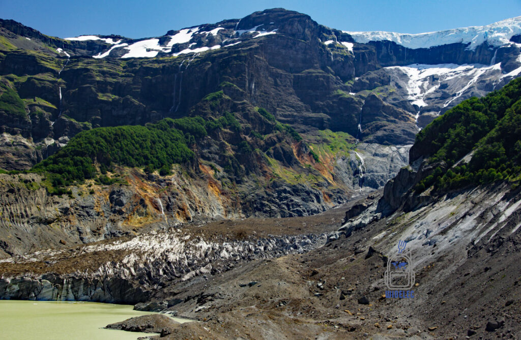 Ventisquero Negro i Cerro Tronador w Patagonii, czarny lodowiec w Andach Argentyny, górski krajobraz Bariloche, Patagonia, widelecwplecaku