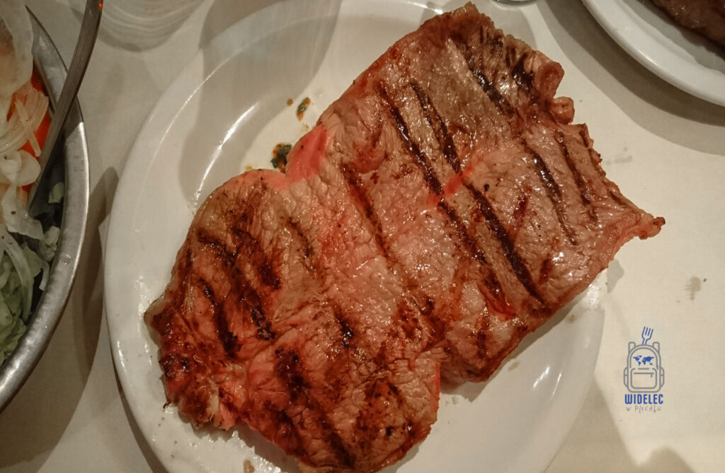 Bife de chorizo – soczysty argentyński stek wołowy z charakterystycznymi śladami grilla. Tradycyjna kuchnia Argentyny i słynna wołowina podczas podróży po Patagonii – widelecwplecaku.pl