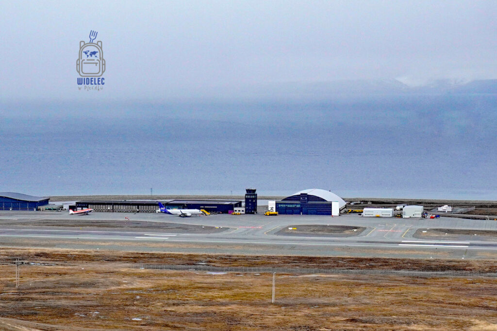 Lotnisko w Longyearbyen na Svalbardzie – najbardziej na północ położony port lotniczy obsługujący regularne loty pasażerskie.