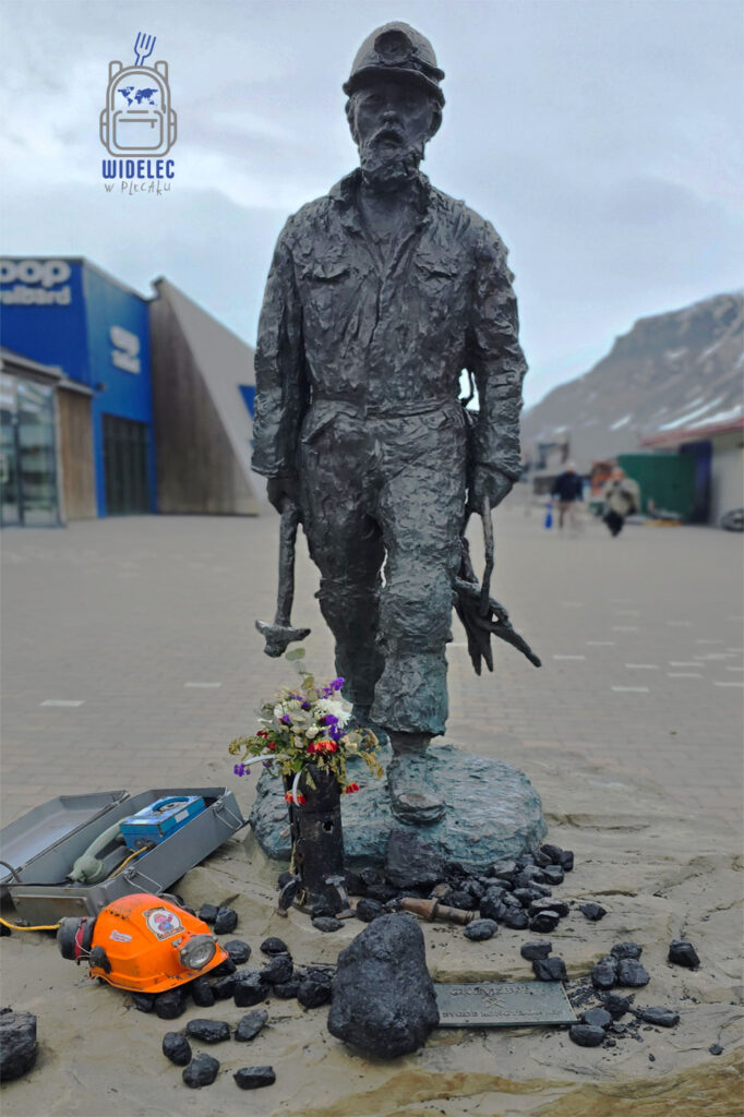 Pomnik górnika w Longyearbyen upamiętniający historię wydobycia węgla na Svalbardzie.