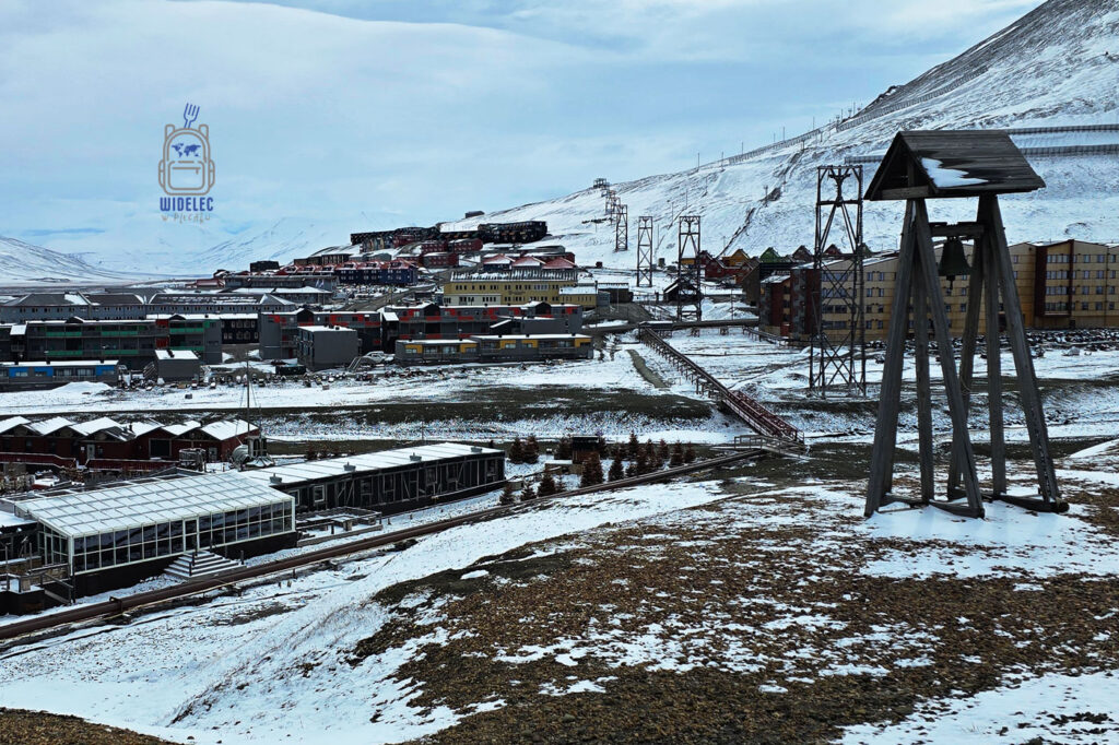 Panorama Longyearbyen – najbardziej na północ wysuniętego miasta świata na archipelagu Svalbard.