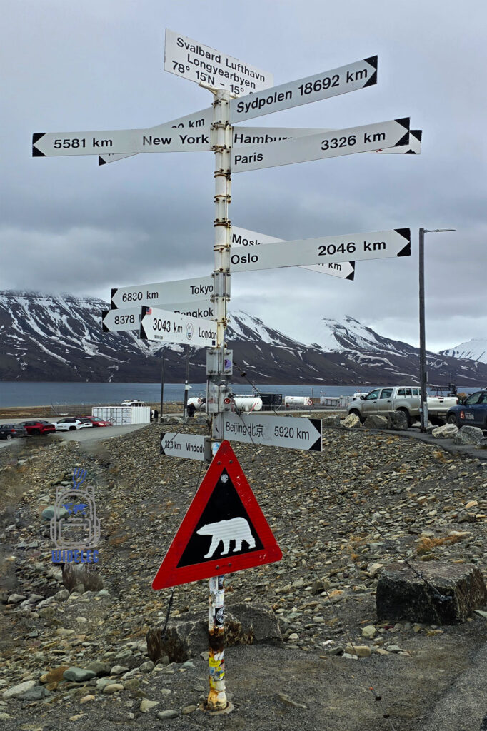 Drogowskaz w Longyearbyen pokazujący odległości do światowych stolic oraz bieguna północnego na Svalbardzie.