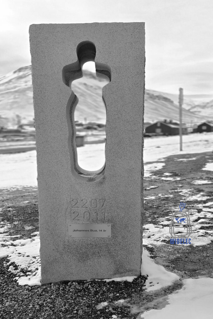Pomnik upamiętniający Johannesa Bø, ofiarę zamachu na wyspie Utøya, w Longyearbyen na Svalbardzie.