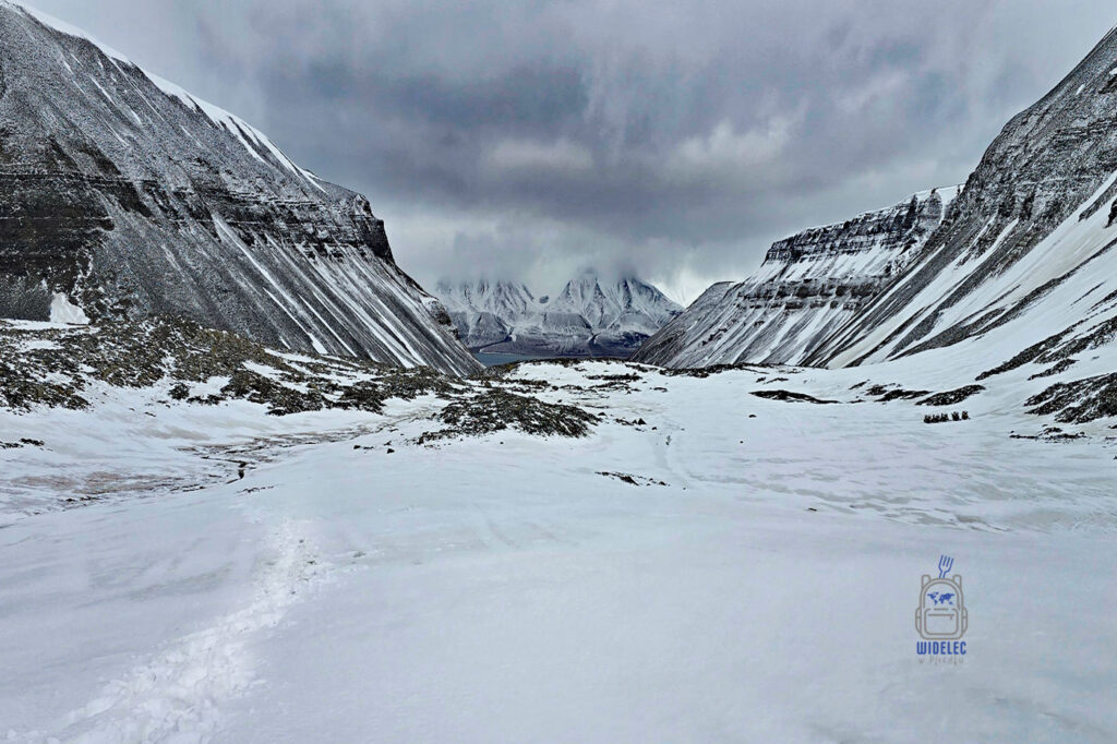 Lodowiec Longyearbreen położony tuż obok miasta Longyearbyen na archipelagu Svalbard.