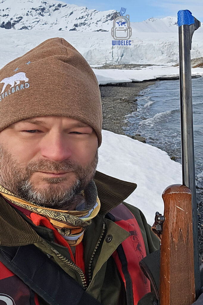 Selfie z karabinem – broń jest elementem wyposażenia poza Longyearbyen.
