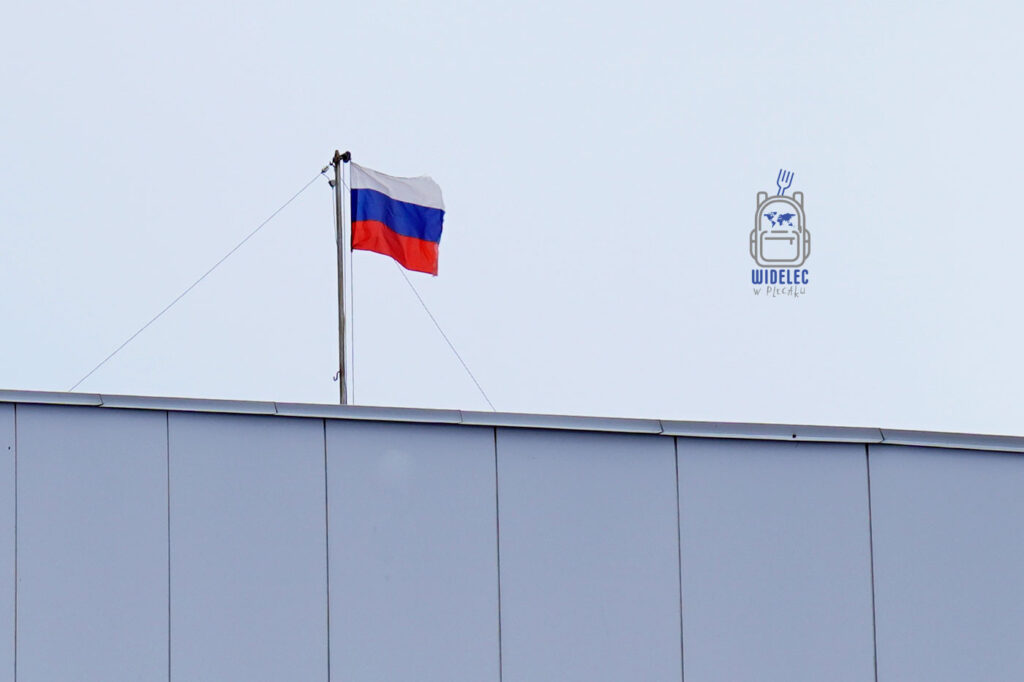rosyjska flaga powiewająca na dachu basenu w barensburgu , Svalbard, Arktyka