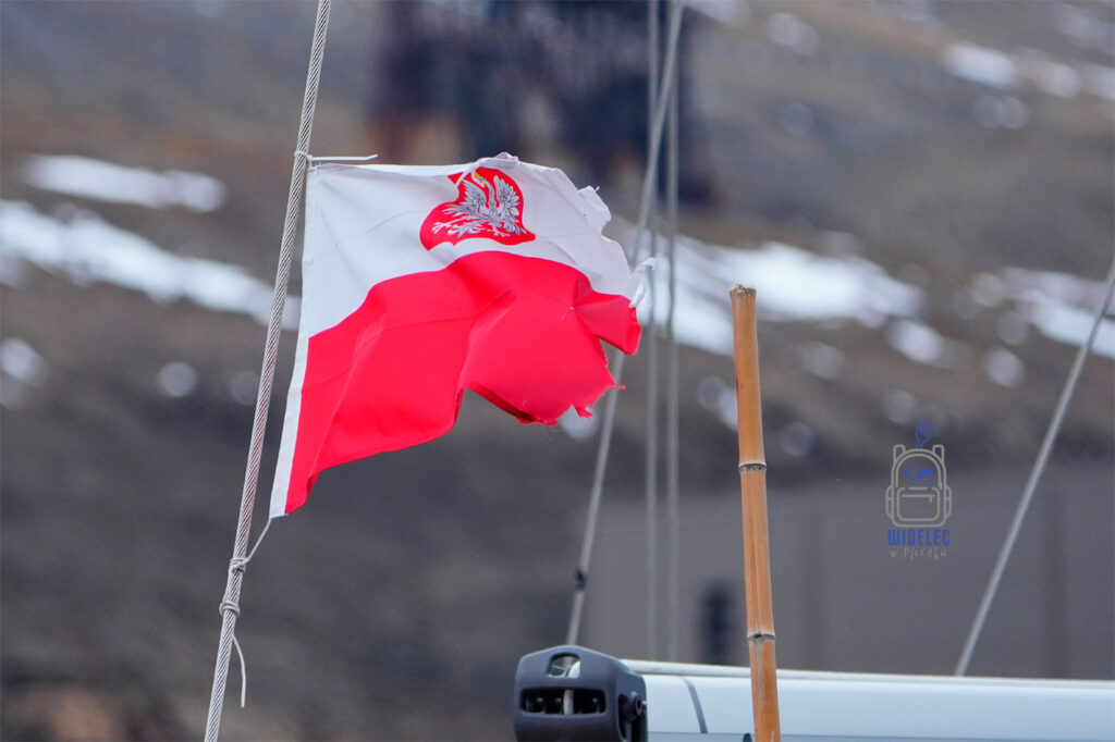 białoczerwona bandera na maszcie jachtu