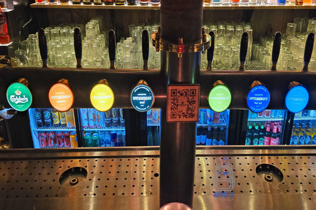 Nalewaki z piwami Spitsbergen i Carlsberg w restauracji na Svalbardzie.