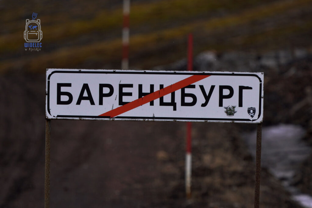 tablica informująca o końcu miejscowości Barentsburg na Svalbard, Arktyka
