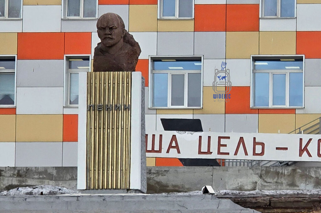 popiersie Lenina na tle kolorowych bloków w Barentsburgu