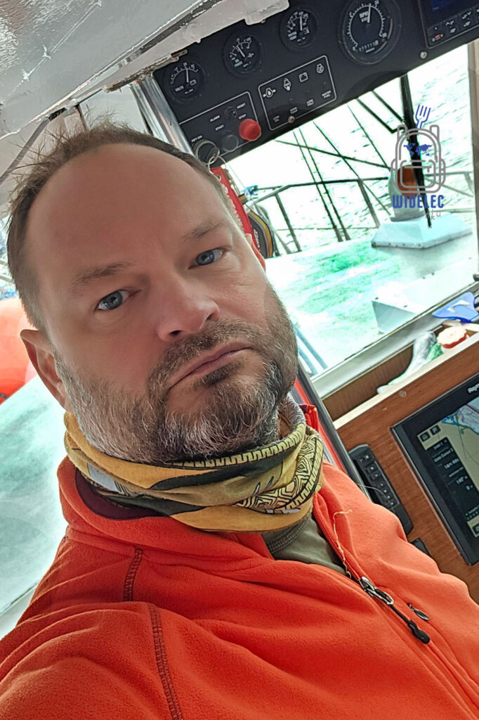 selfi na mostku jachtu podczas wachy.