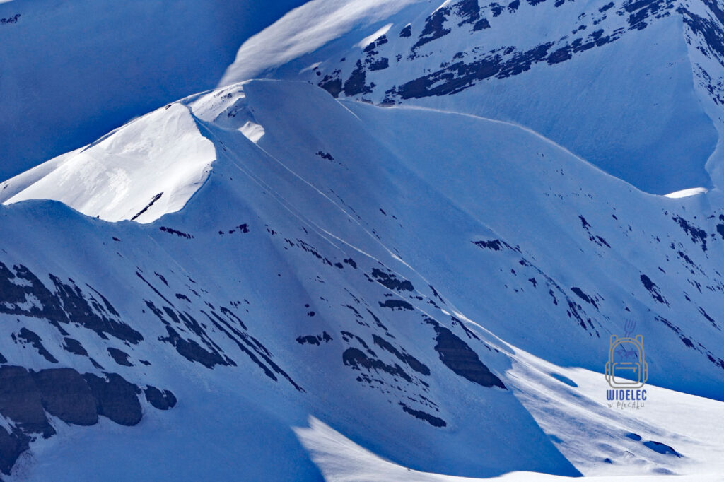 regularne linie szczytów i pokrywy śnieżnej na Svalbard, Arktyka