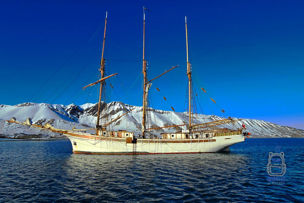 Jacht ekspedycyjny zacumowany w Longyearbyen podczas arktycznej pogody na Svalbardzie.