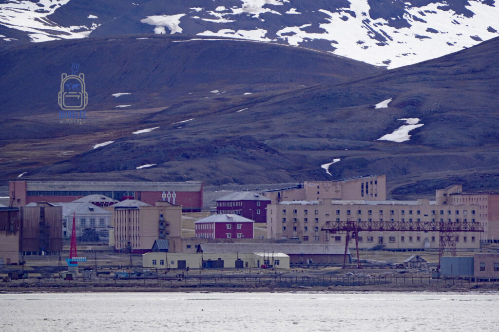 Zabudowania dawnej osady górniczej Pyramiden na Svalbardzie, opuszczone po zamknięciu kopalni w 1998 roku.