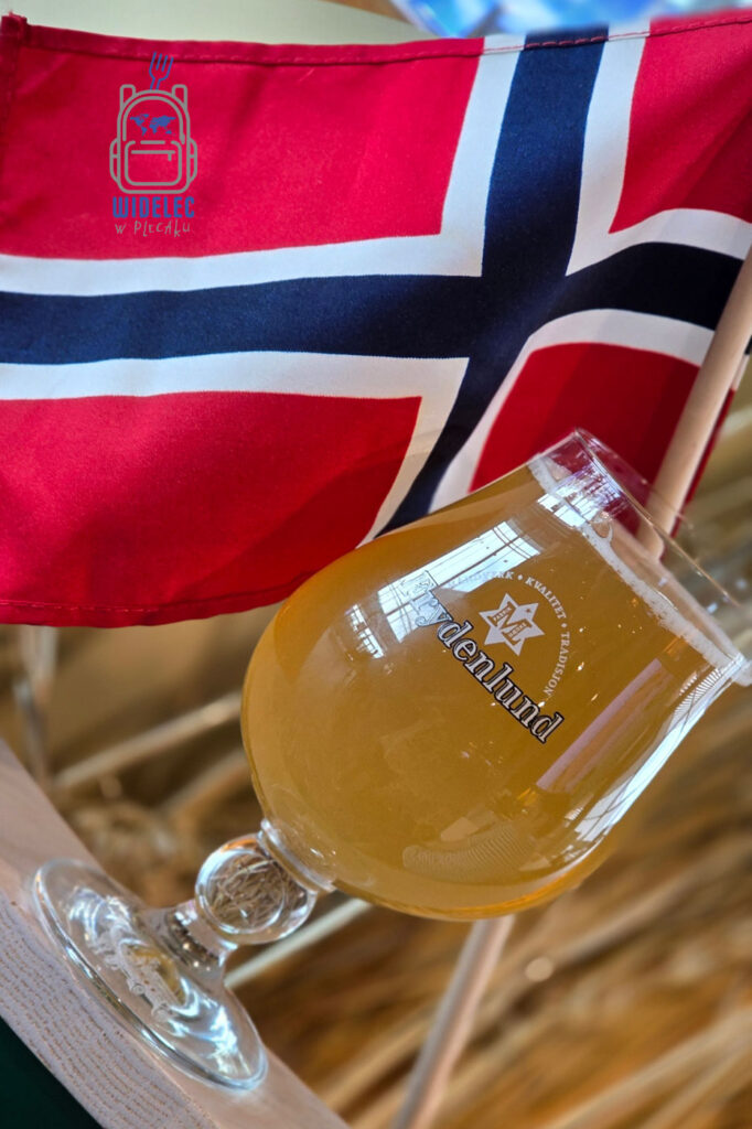 Piwo Frydenlund na tle norweskiej flagi.