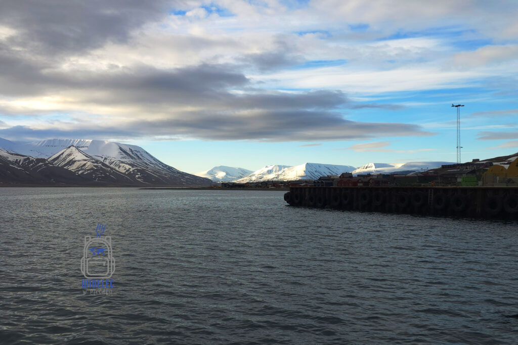 błękitne niebo, ośnieżone szczyty przy wyjściu z portu w LOngyearbyen