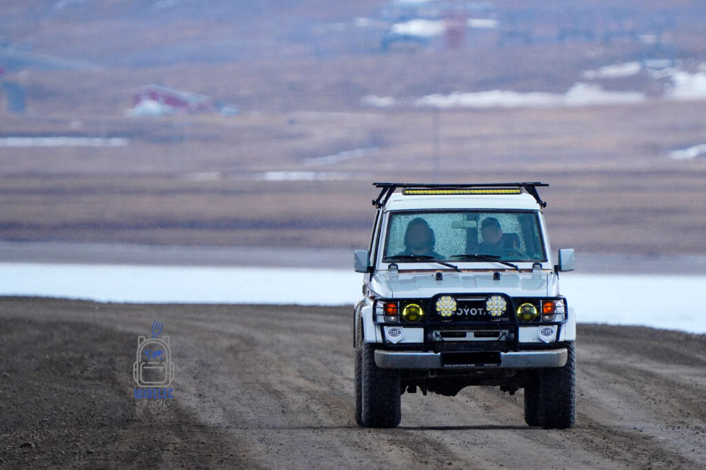 Samochód terenowy Toyota na jednej z nielicznych dróg w Longyearbyen na Svalbardzie.