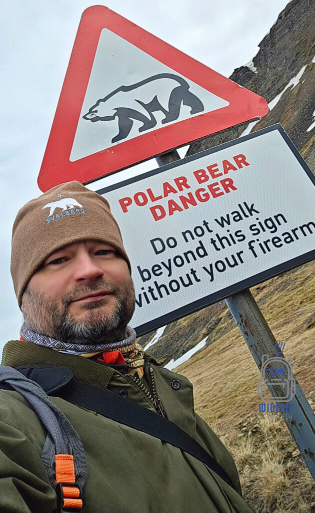 Uwaga na niedźwiedzie polarne – znak ostrzegający przed opuszczeniem Longyearbyen na Svalbardzie.