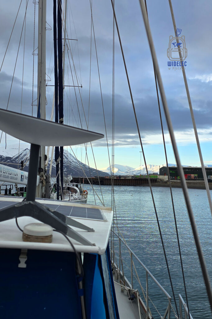 widok na Svalbard spoza olinowania jachtu