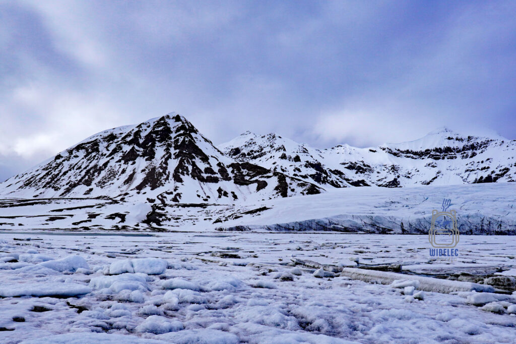 lodowiec na morzu, samotne szczyty, błękitne niebo, Svalbard, Arktyka