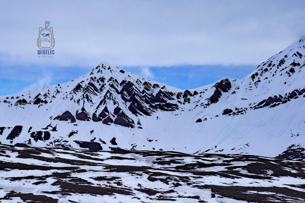Dziwnie uformowana góra na Svalbard, Arktyka