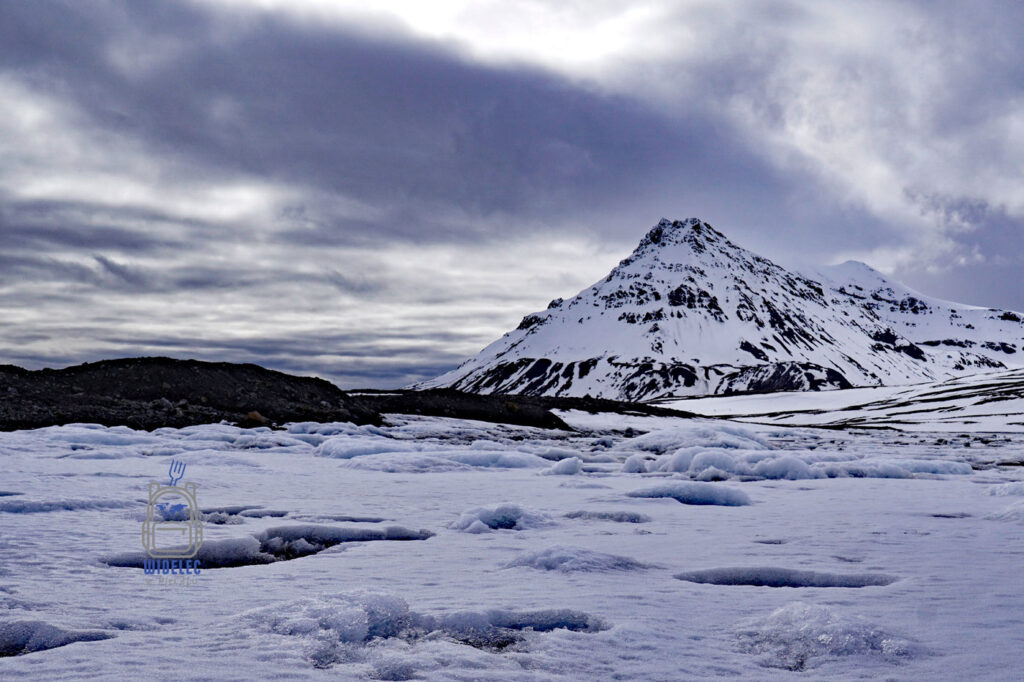 Ciemne niebo, ciemny lodowiec, ciemny szczyt na Svalbard, Arktyka